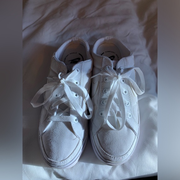 Nike Shoes - White Nike Low Sneakers with Stripe Detail. Sz 6/36